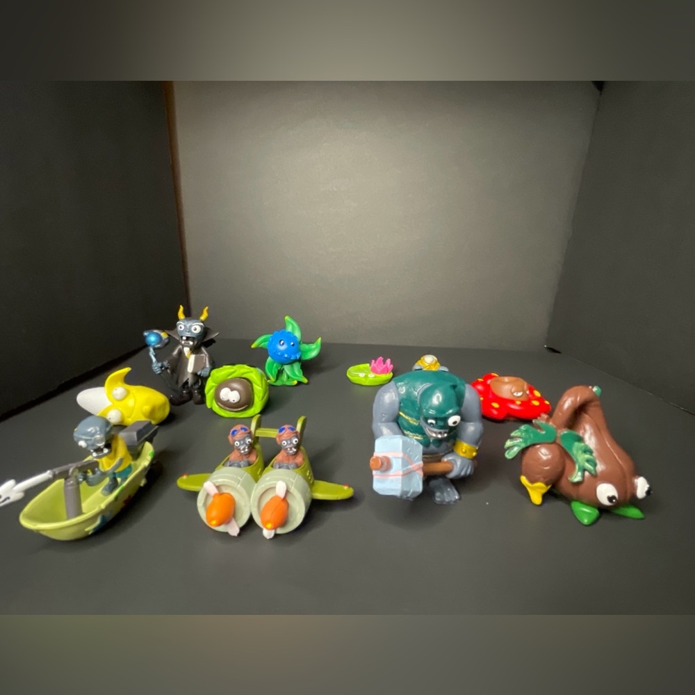 Huge Lot of 10 Plants Vs Zombies 3" PVC Figures Party Favors Bulk Figure
